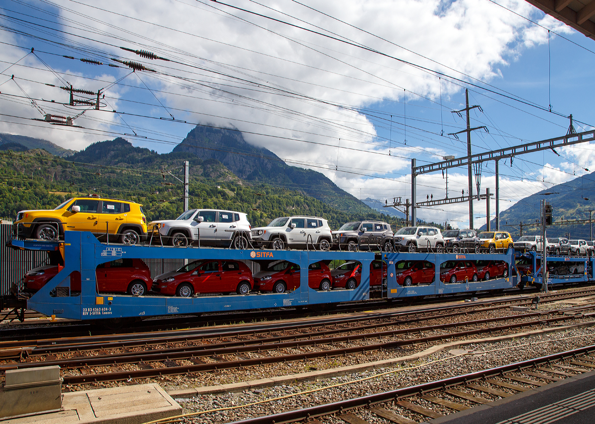 
Vierachsiger Doppelstock-Autotransportwagen der Gattung Laaers 365 der SITFA - Societ� Italiana Trasporti Ferroviari Autoveicoli S.p.A. (Italien) eingestellt als 23 83 4363 624-3 I-SITFA  am 20.06.2016 im Zugverband bei der Durchfahrt im Bahnhof Brig (CH). 

TECHNISCHE DATEN:
Gattung: Laaers (Bauart 365)
Spurweite: 1.435 mm
Anzahl der Achsen: 4 
Laufraddurchmesser (neu): 760 mm
L�nge �ber Puffer : 31.000 mm
Ladel�nge :  30.160 mm (unten) / 30.480 mm (oben)
Ladebreite : 2.840 (zwischen den S�ulen)
H�chstgeschwindigkeit: 100 km/h (120 km/h leer)
Eigengewicht: ca. 34.000 kg
Nutzlast: 20,0 t (unten max. 10 t / oben max. 10 t)
Abstand der �u�eren Rads�tze: 22.300 mm (9.000 / 6.500 / 9.000 mm) Verwendungsf�higkeit: RIV
Kleinster befahrb. Gleisbogenhalbmesser: 75 m