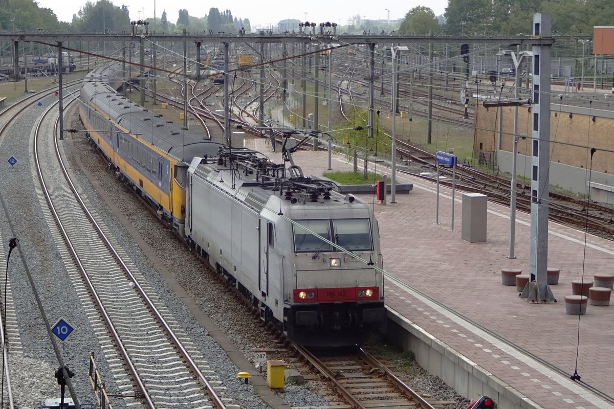 Vogelblick auf ein IC-Direct mit 186 142 in Rotterdam Centraal am 18 Mai 2019.
