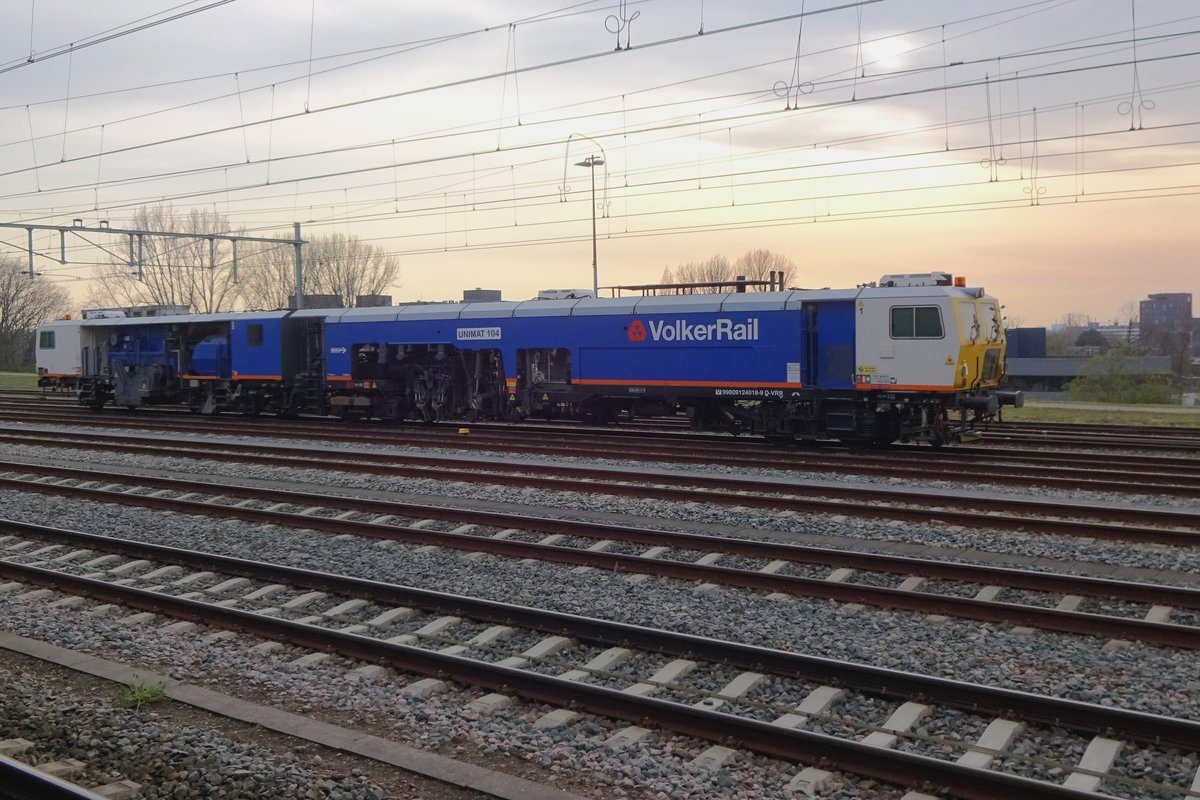 Volker Rail UniMat 104 steht am Abend von 8 April 2021 in Nijmegen abgestellt.