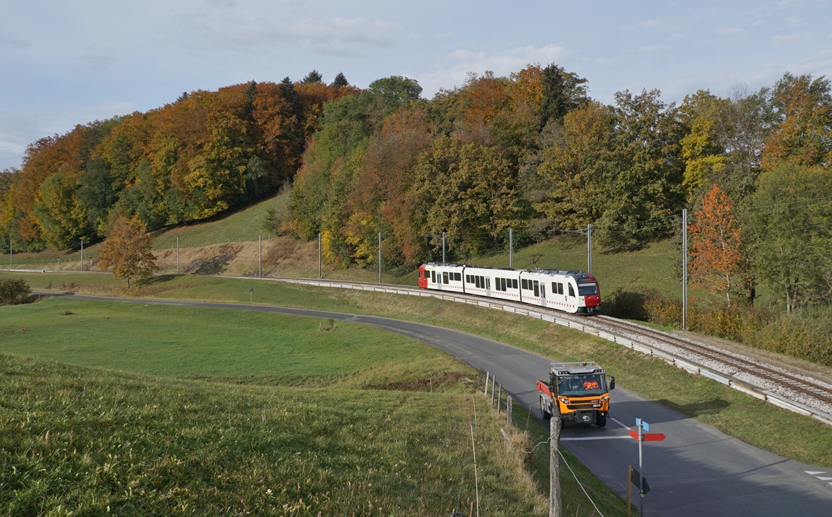 Vor dem bunten Herbstwald zwischen Châtel-St-Denis und Semsales fährt der TPF SURF ABe 2/4 | B | Be 2/4 N° 101 in Richtung Bulle. 

22. Okt. 2020