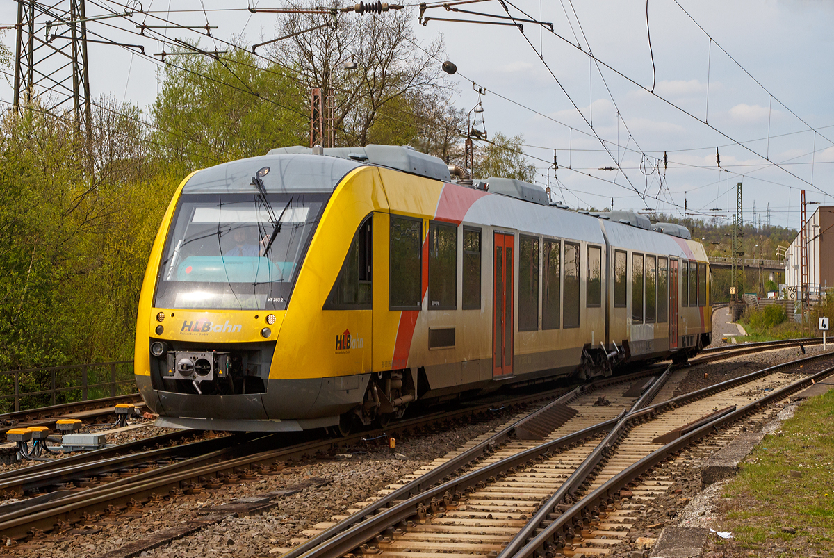 
VT 265 (95 80 0648 165-8 D-HEB /95 80 0648 665-7 D-HEB) der HLB Hessenbahn GmbH (Betreiber der DreiLänderBahn), ein Dieseltriebwagen vom Typ Alstom Coradia LINT 41, erreicht am 02.05.2015, als RB 93  Rothaarbahn (Bad Berleburg - Kreuztal - Siegen Hbf), den Bahnhof Kreuztal. 
Hier wechselt er gerade, kurz vor der Einfahrt, von der KBS 443 (Rothaarbahn) auf die KBS 440 (Ruhr-Sieg-Strecke). Einen freundlichen Gruß an den freundlichen Lokführer zurück.