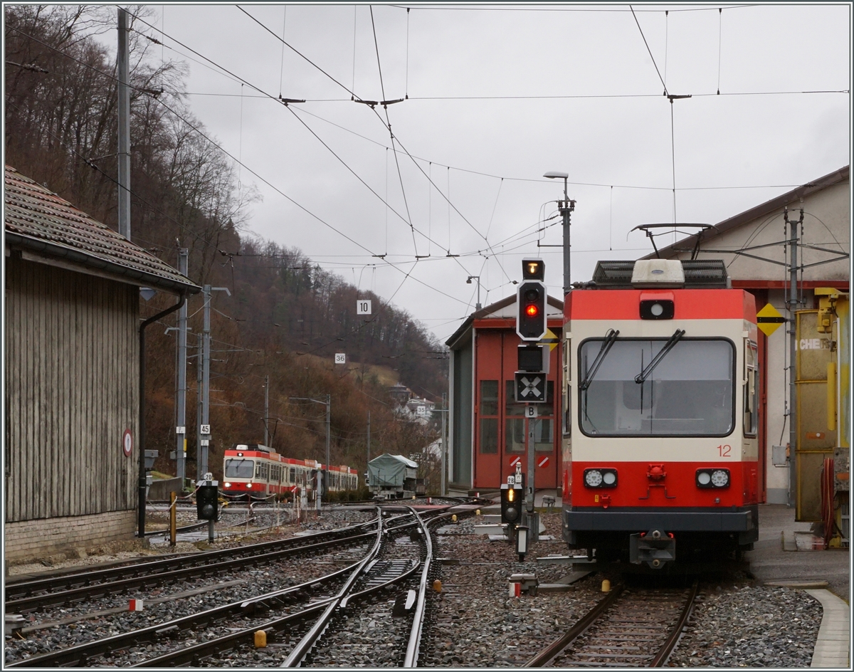 W�hrend der Be 4/4 16 in Waldenburg die Wochenendruhe geniest, erreicht im Hintergrund der BDe 4/4 16 mit dem Regionalzug 3148 von Liestal in K�rze sein Ziel.
5. M�rz 2016
