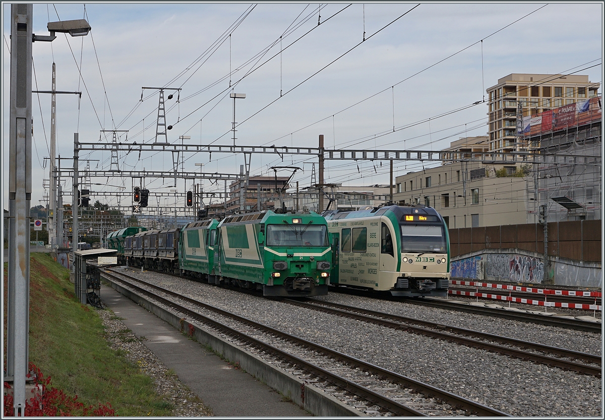 W�hrend die beiden Ge 4/4 21 und 22 ihren Kieszug rangieren, verl�sst ein BAM MBC SURF Be 4/4 Morges in Richtung Bi�re. 

18. Okt. 2021