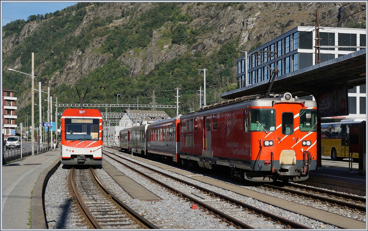 Während dein MGB Deh 4/4 mit seinem Pendelzug Brig in Richtung Visp verlässt, wartet auf eine anderen Gleis ein  Komet  aus einen neuen Einsatz. 

19. August 2020   