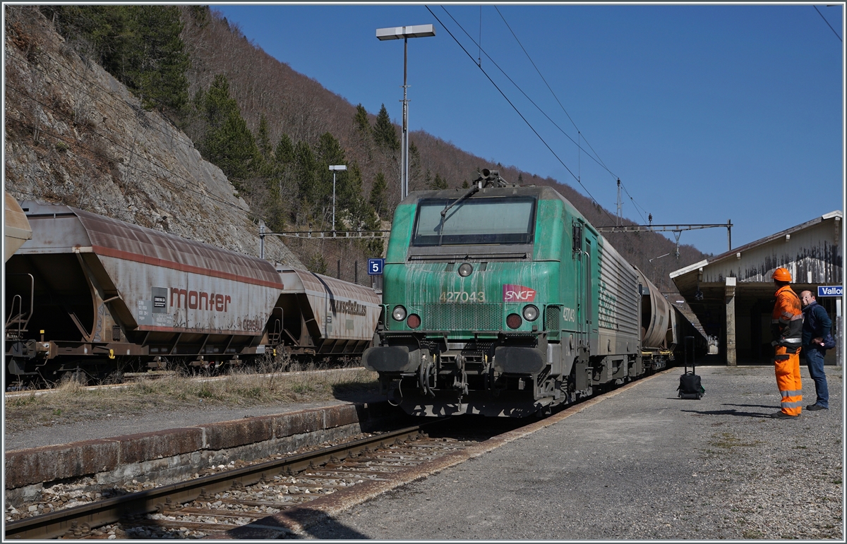 W�hrend ich auf das Man�ver der SBB Re 6/6 mit der SNCF BB 26000 wartet, ist mir entgangen, dass am Schluss des angekommen  Spaghetti -Zuges die SNCF BB 27034 nachschob und sich buchst�blich hinter meinem R�cken bereits an den nach Frankreich fahrenden Zug gesetzt hat, wo ich sie nur noch abgeb�gelt fotografieren konnte.

24. M�rz 2022