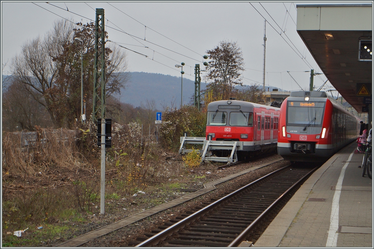 Während die neue S-Bahn BR den Betrieb mehr und mehr dominiert, stehen die alten ET 420 zahlreich auf dem Abstellgleis.
420 445-9 und 430 509 in Esslignen am Neckar.
29. Nov. 2014