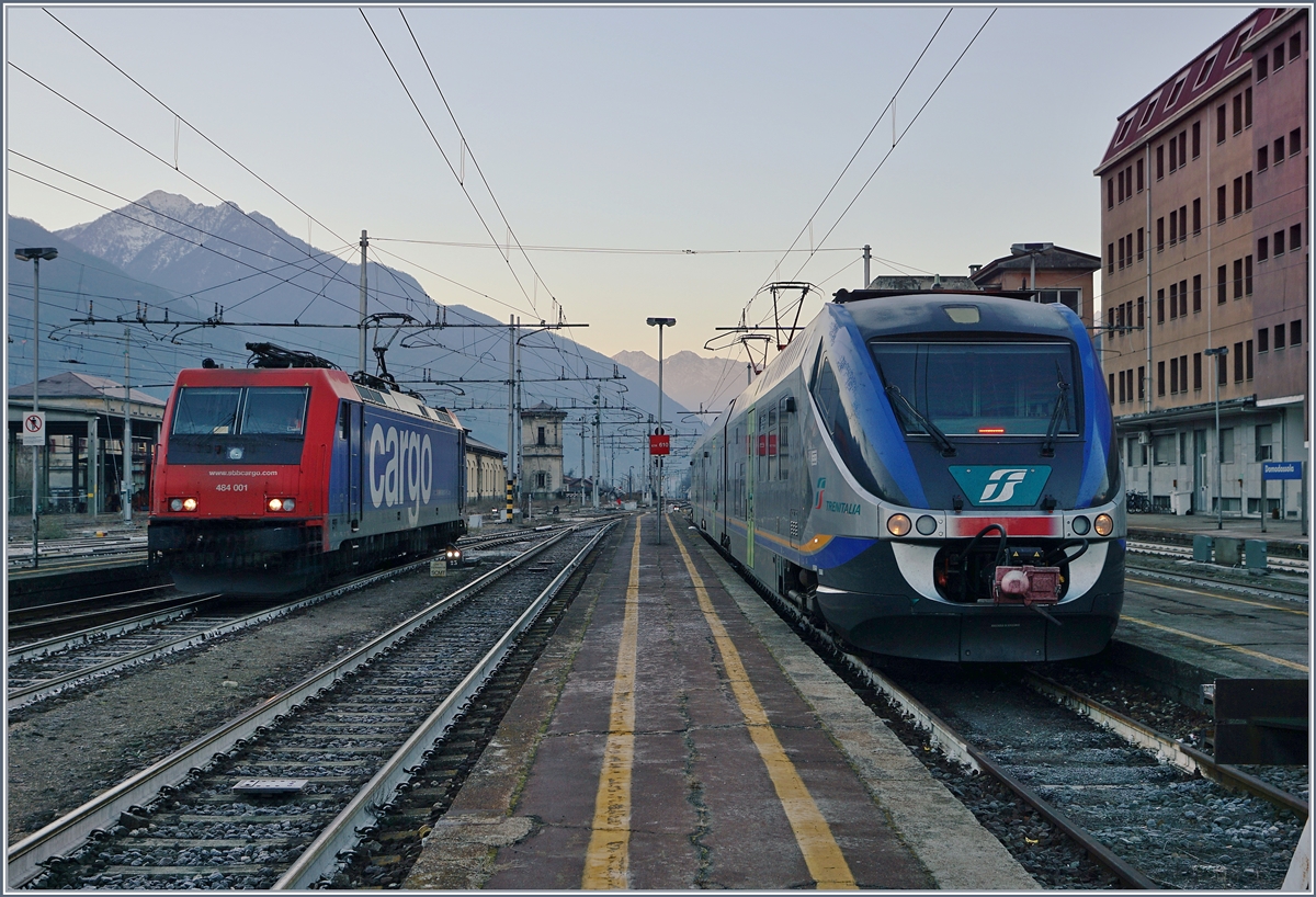 Während die SBB Cargo Re 484 001 in Domodssola einen Güterzug umfährt, wartet ein FS Minuetto (UIC: 94 83 3 501 065-6 I-TI) auf neue Aufgaben. 
7. Jan. 2017