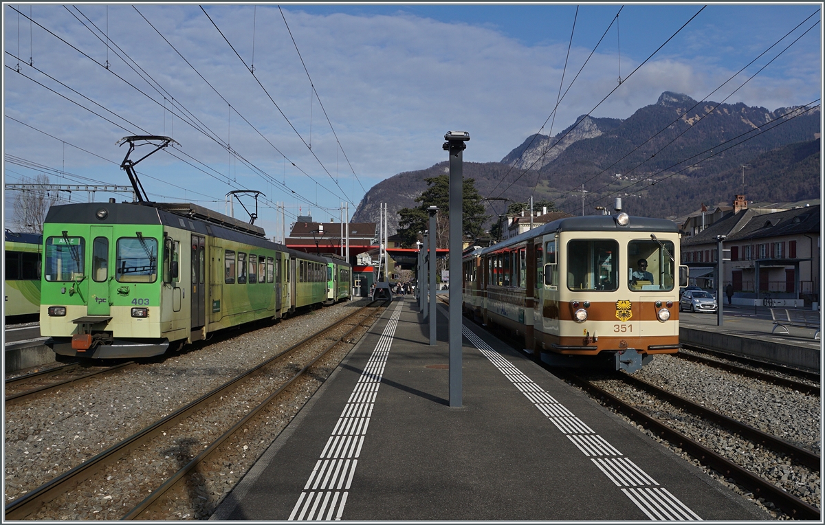 Während der TPC ASD BDe 4/4 403 mit Bt und einem weiteren BDe 4/4 auf die Abfahrt nach Les Diablerets wartet, ist de TPC Bt 351 und der schiebende BDeh 4/4 302 als letzter Zug im A-L Anstrich in Aigle angekommen. 

17. Feb. 2024