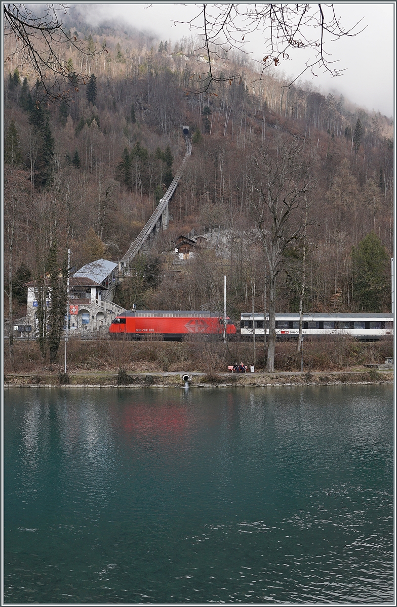 Während das Tresse der Harderbahn steil bergauf führt, hat eine SBB Re 460 mit eine IC/IR gerade den Bahnhof von Interlaken Ost verlassen und fährt nun der Aare entlang in Richtung Interlaken West. 

17. Februar 2021