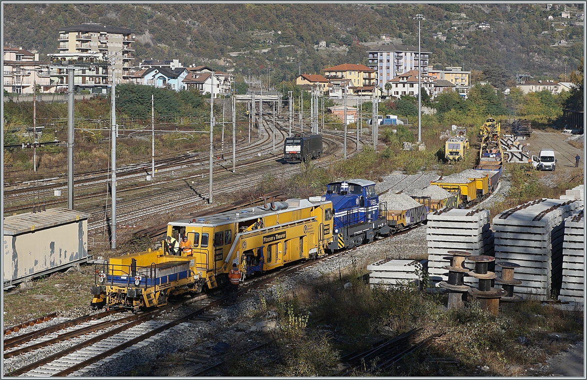 W�hrend im Vordergrund der Gleisbauzug der Firma Valescchi Armamento Ferroviario S.R.L. vorbereitet wird, erreicht im Hintergrund die E 189 999-6  / ES 64 F4 099 (UIC 91 80 6189 999-6 D-DISPO Class 189VE) Domodossola, um auf der G�terzugsumfahrungsstrecke zum Bahnhof Domo II zu gelangen. 

28. Oktober 2021