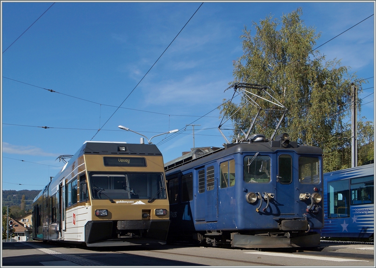 Wahrend der CEV MVR GTW 2/6  Blonay  auf die Abfahrt nach Vevey wartet, steht eine MOB BDe 4/4 auf dem Nebengleis. 
Blonay. den 14. Okt. 2014