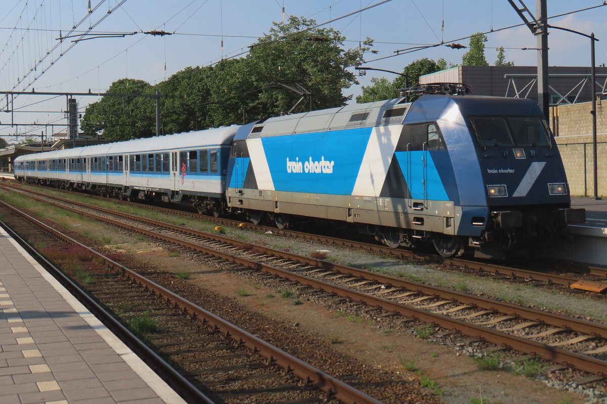 Wegen Triebwagenmangel seitens die EuroBahn wurden zwei N-Wagengarnituren und zwei TCS 101er angemietet für die RBs Venlo--Mönchengladbach--Düsseldorf--Wuppertal in Zweistundentakt. Am 2 Mai 2025 steht 103003 (ex DB 101 133) abfahrtbereit in Venlo. 