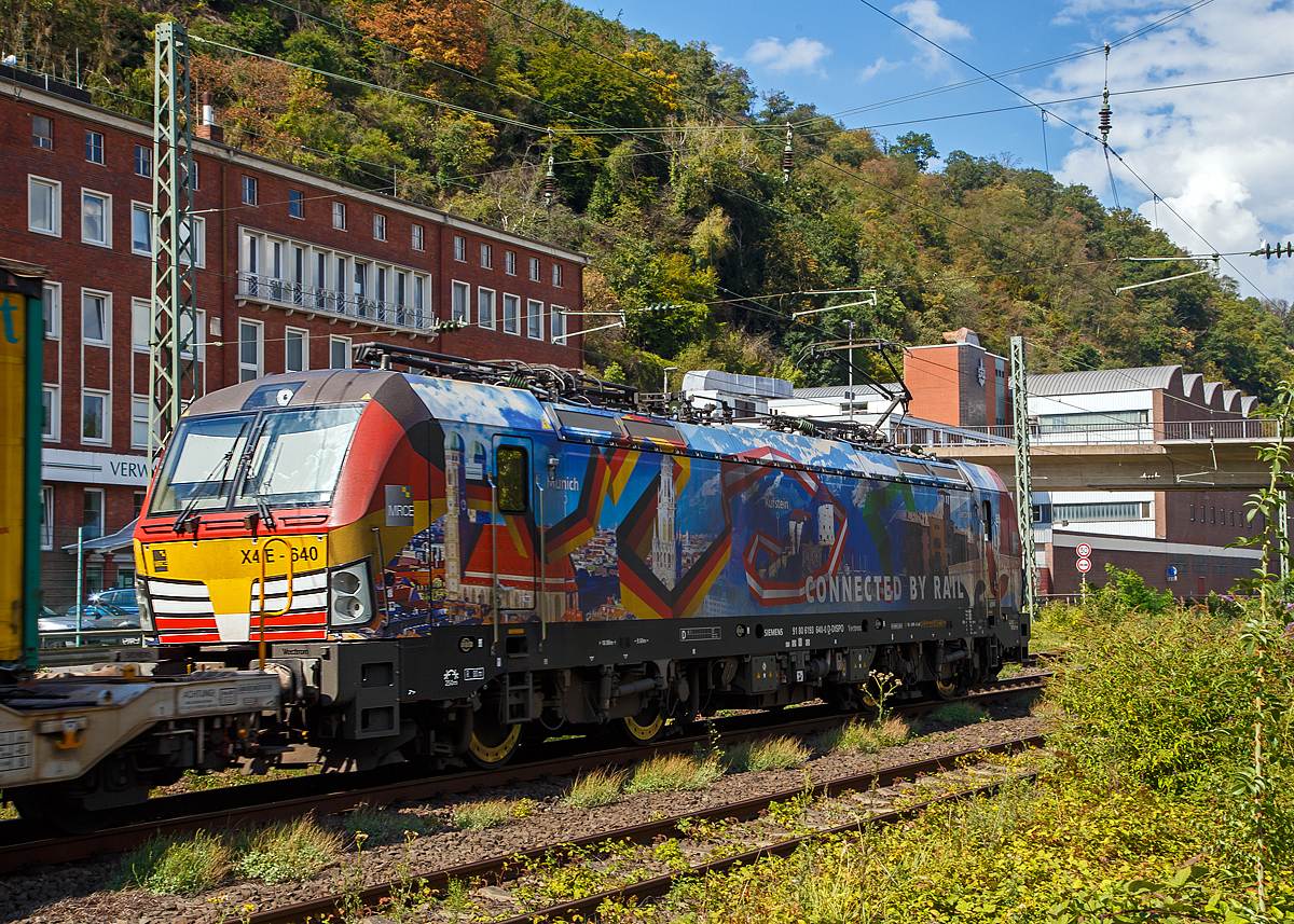 Weil sie so schön ist, nochmal als Nachschuss...
Die an die TX Logistik AG vermietete Siemens Vectron MS X4 E - 640 (mit Werbung -Connected by Rail-) bzw. 193 640 (91 80 6193 640-0 D-DISPO) der MRCE Dispolok GmbH (München) fährt am 02.09.2020, mit einem KLV-Zug, auf der Linken Rheinstrecke durch Koblenz-Oberwerth in Richtung Köln. Im Hintergrund die Koblenzer Brauerei (früher Königsbacher Brauerei).

Die Siemens Vectron MS - 6.4 MW wurde 2016 von Siemens in München-Allach unter der Fabriknummer 22164 gebaut. Sie hat die Zulassungen für Deutschland, Österreich und Italien , sie hat eine Höchstgeschwindigkeit von 160 km/h.