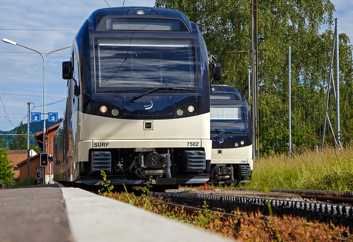 
Wenn es nicht dran stünde, dann wüste man so von vorne nicht ob es ein ALPINA oder ein SURF wäre...
Die SURF 7502  Blonay  und dahinter SURF 7501  Saint Légier - La Chiésaz  (elektrische Triebwagen für gemischten Adhäsions- und Zahnradbetrieb vom Typ Stadler SURF ABeh 2/6) der MVR (Transports Montreux–Vevey–Riviera) stehen am 21.05.2018 im Bahnhof Blonay.
