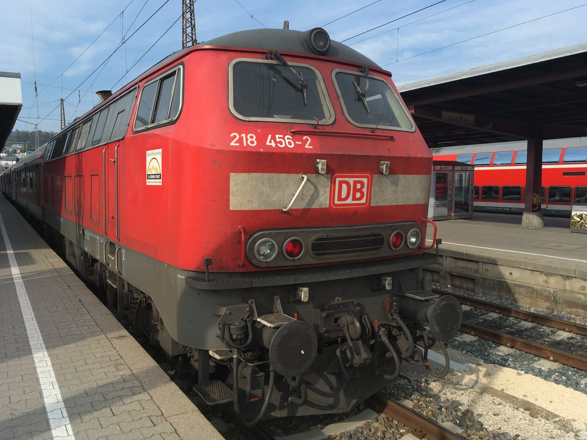 Wie in alten Zeiten:

Seit Ende Februar verkehren wieder planmäßig Re Züge mit 218 und 3 n Wagen im Donautal(Mo -Sa) und einmal am Tag auf der Brenzbahn(Mo -Fr).

Am Samstag 01.04.17 hatte die 218 456 die Ehre den ganzen Tag zwischen Ulm und Sigmaringen zu pendeln.

Hier abfahrbereit als Re 22340 Ulm - Sigmaringen in Ulm Hbf.