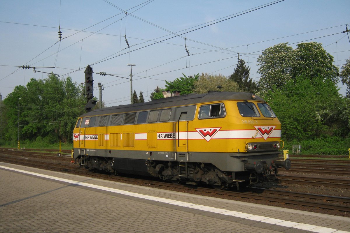 Wiebe 216 032 lauft um in Minden Hbf am 27 April 2011.