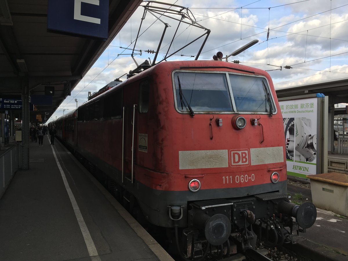 Wieder einmal hab ich die Freiburger 111 060 auf der Rheintalbahn angetroffen.

Diesmal als Rb von Offenburg (16:34) - Basel Bad Bf (18:31).

Aufgenommen am 20.03.17 in Offenburg