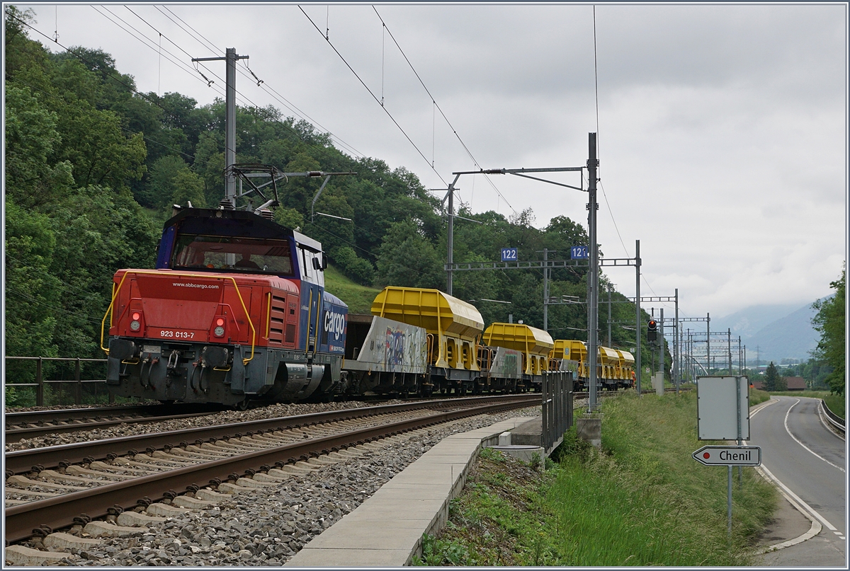 Will oder kann im Endbahnhof das Triebfahrzeug seinen Zug nicht umfahren, gibt es seit vielen Jahren die Möglichkeit, den Zug zu schieben. Im Reiseverkehr Gang und Gäbe, im Güterverkehr die grosse Ausnahme, fehlt doch der  Steuerwagen  bzw. die  Steuerleitung . Doch es gibt Ausnahmen: Zwischen Vevey und Rivaz wurde jahrelange ein  Sputnik  als  Steuerwagen  verwendet und wie dieses Bild zeigt, geht es auch ohne  Steuerwagen . Kurz nach St-Maurice schiebt die SBB Eem 923 013-7 als Zugfahrt ihren Güterzug in Richtung des Anschlussgleises bei Massongex, zwar sitzt der Lokführer in der  Maschine  doch die Strecke beobachtet wie auf dem Bild zu sehen, ein Streckenkundiger Bahn-Mitarbeiter. Der kurze Abschnitt vom Bahnhof von St-Maurice bis zur Streckentrennung im Hintergrund wird übrigens nicht nur von den  Nebenbahn -Zügen der Strecken nach St-Gingolph genutzt, sondern hauptsächlich auch von den zahlreichen Zügen der Simplonline Lausanne - Brig.

14. Mai 2020