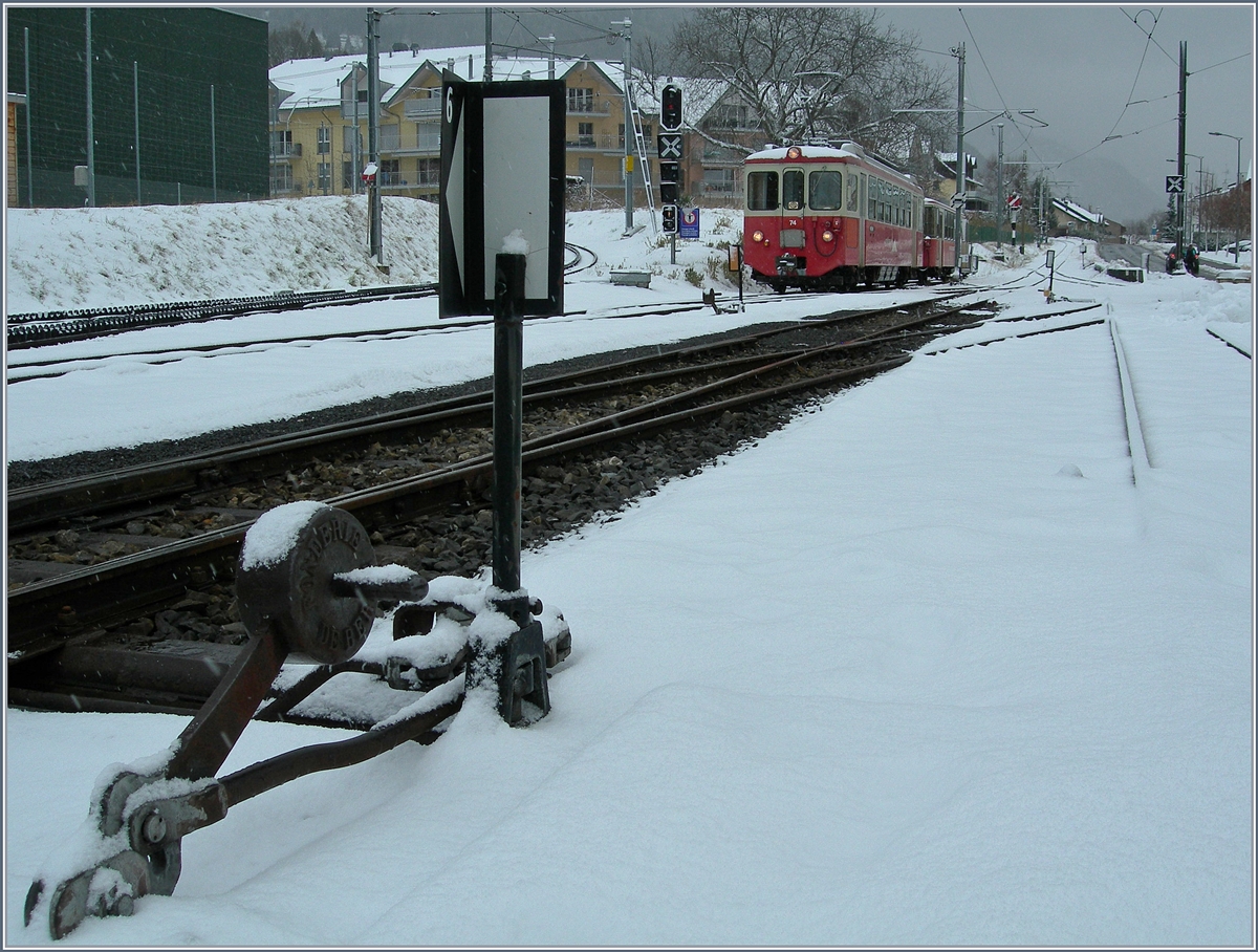 Winter in Blonay: da meine kleine Knipse sowohl das Weichensignal als auch den BDeh 2/4 74 einigermassen scharf hinbekommen hat, beschloss ich, dieses hier zu zeigen.
13. Jan. 2017