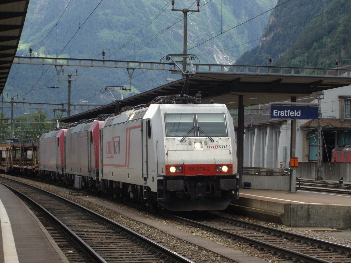 XR 185 578 verlässt am 6 Juni 2009 mit ein LGAG und zwei TRAXXen Erstfeld.