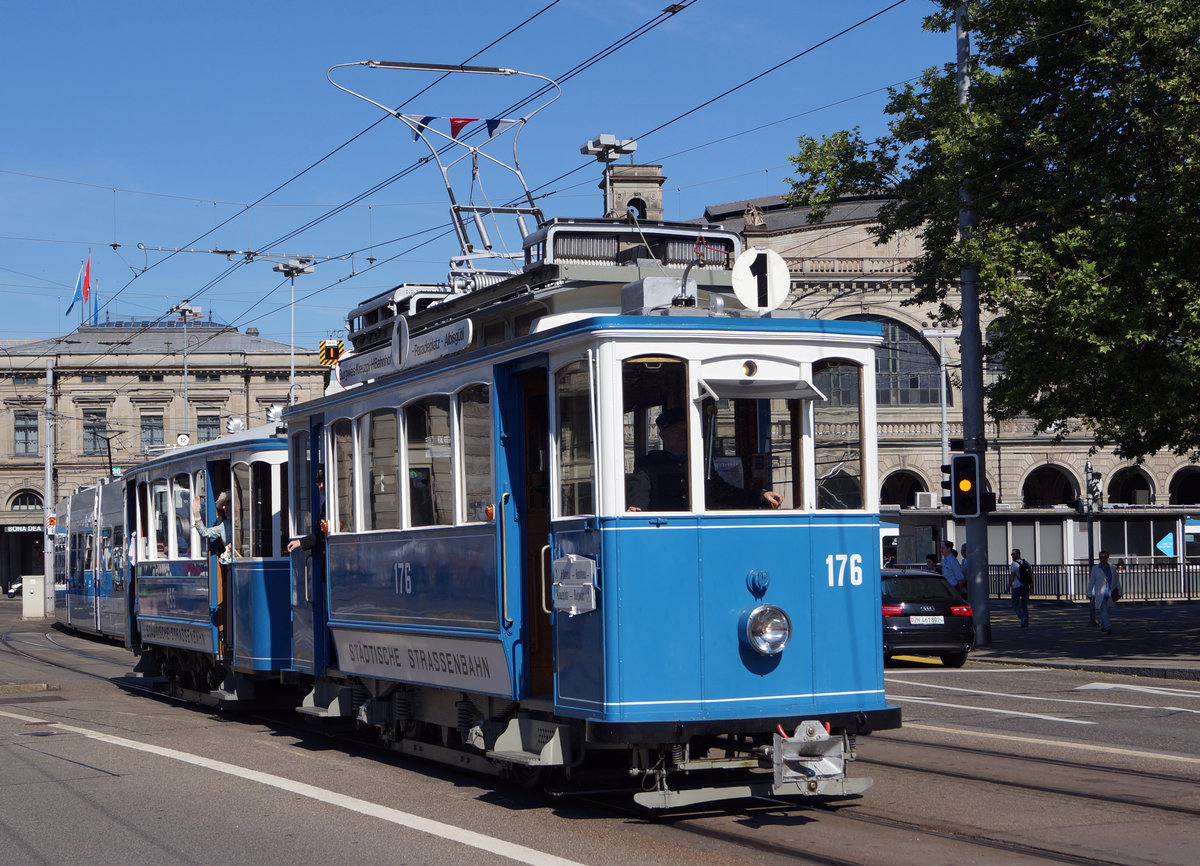 Z�RCHER TRAMPARADE 2017 
VBZ: Aus Anlass des Jubil�ums 50 Jahre Verein Tram-Museum Z�rich und 10 Jahre Tram-Museum Burgwies wurde am Sonntagmorgen, 21. Mai 2017 ein einmaliger Tram-Korso durchgef�hrt. 

Beteiligt waren nicht weniger als 17 Strassenbahnwagen vom sonst im Verkehrshaus zu sehenden R�sslitram �ber das �lteste elektrische Tram mit Jahrgang 1897 bis zum modernen Niederflurfahrzeug. Was diese einzigartige Parade noch spezieller machte waren die mitfahrenden Passagiere, welche alle epochengerecht gekleidet waren. Der Korso begann um 9 Uhr am Limmatquai und f�hrt �ber Bellevue – Quaibr�cke – Paradeplatz – Hauptbahnhof – Central zur�ck an den Ausgangsort. Anschliessend an die Rundfahrt blieben die mit ihren Passagieren bev�lkerten historischen Wagen bis 11 Uhr am Limmatquai zwischen M�nsterbr�cke und Rudolf Brun Br�cke zur Besichtigung.
Foto: Walter Ruetsch
