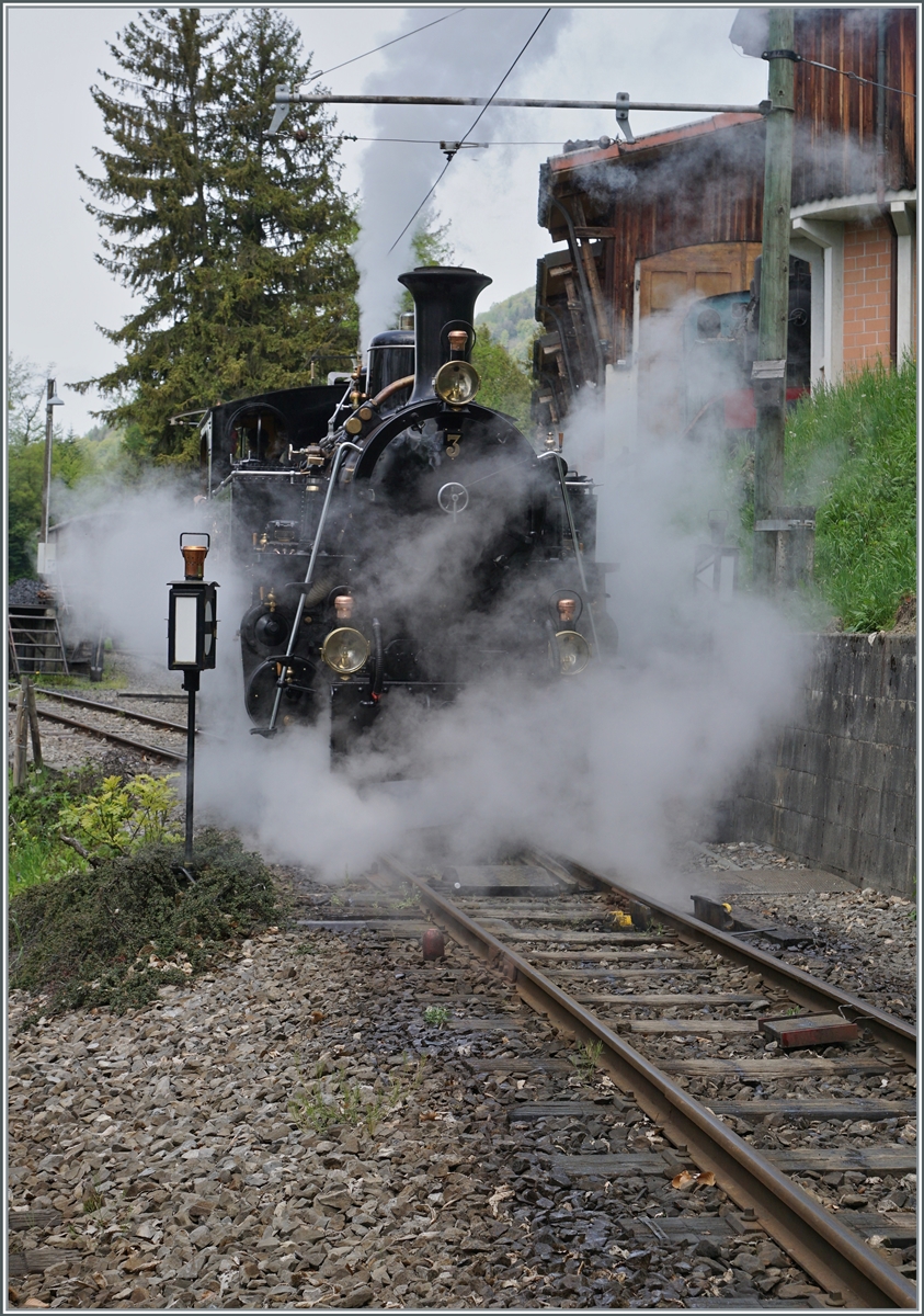 Zugverfolgung - ein bekannter Begriff in der Eisenbahnfotografie, wobei meist mit dme Auto den Motiv nachgehetzt wird. 
Zugverfolgung geht aber auch zu Fuss: der vom der Behandlungsbereich in Chaulin zum Bahnhof von Chaulin fahrende BFD HG 3/4 N° 3 konnte ich in aller Ruhe zu Fuss folgen sie sie umhüllt von Rauch und Dampf auf dem kurzen Streckenstück fotografieren, wie dieses und die folgenden drei Bilder zeigen. 

6. März 2023