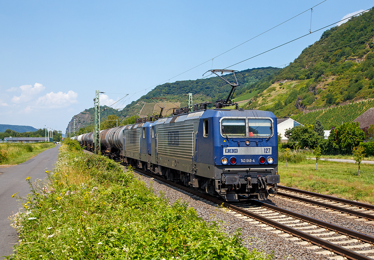 
Zwei 143er im Doppelpack...
Die RBH 127 (91 80 6143 040-4 D-RBH) und die RBH 117 (91 80 6143 063-6 D-RBH) fahren am 14.07.2018 mit einem Kesselzug durch Leutesdorf in Richtung Süden. 

Nach dem Verkauf der damaligen RAG Bahn und Hafen GmbH im Jahr 2005 an die DB Schenker Rail Deutschland AG und deren Umfirmierung zur RBH Logistics GmbH zum 01.12.06 kam fast zeitgleich die erste Lok der DB-Baureihe 143 (ex DR 243), damals noch zu Test- und Personalschulungszwecken, nach Gladbeck. Während bei der Muttergesellschaft
DB Schenker ein immer wieder angedachter Einsatz der noch recht jungen, aber bei DB Regio inzwischen zunehmend entbehrlichen Baureihe 143 nie im größeren Umfang zustande
kam, wurde deren Bestand bei RBH in den Folgejahren
kontinuierlich aufgestockt. Inzwischen umfasst dieser 26 Loks, so dass die diversen von DB Schenker Rail gemieteten185er bis zum 31.08.11 allesamt zurückgegeben
werden konnten.
