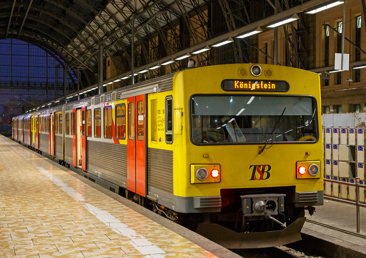 
Zwei gekuppelte LHB VT/VS 2E (dieselelektrische Doppeltriebwagen der BR 609.0) der Hessische Landesbahn (HLB) stehen am fr�hen Morgen des 05.10.2015 im Hbf Frankfurt am Main als SE 12  K�nigsteiner Bahn  zur Abfahrt nach K�nigstein bereit. 