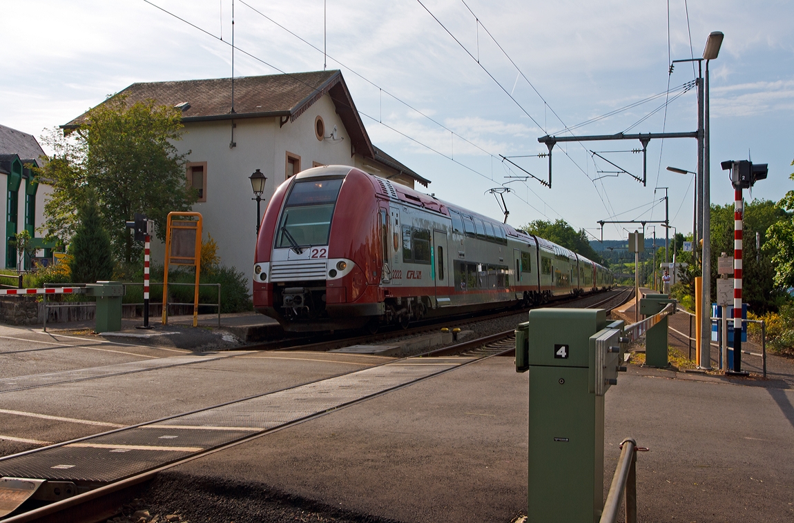 Zwei gekuppelte Z 2200 (Coradia Duplex, auch Computermaus genannt) bestehend aus 2222 mit 2204 der CFL (Soci�t� Nationale des Chemins de Fer Luxembourgeois) am 17.06.2013 beim Halt im Bahnhof  Wilwerwiltz / W�lwerwolz. 
