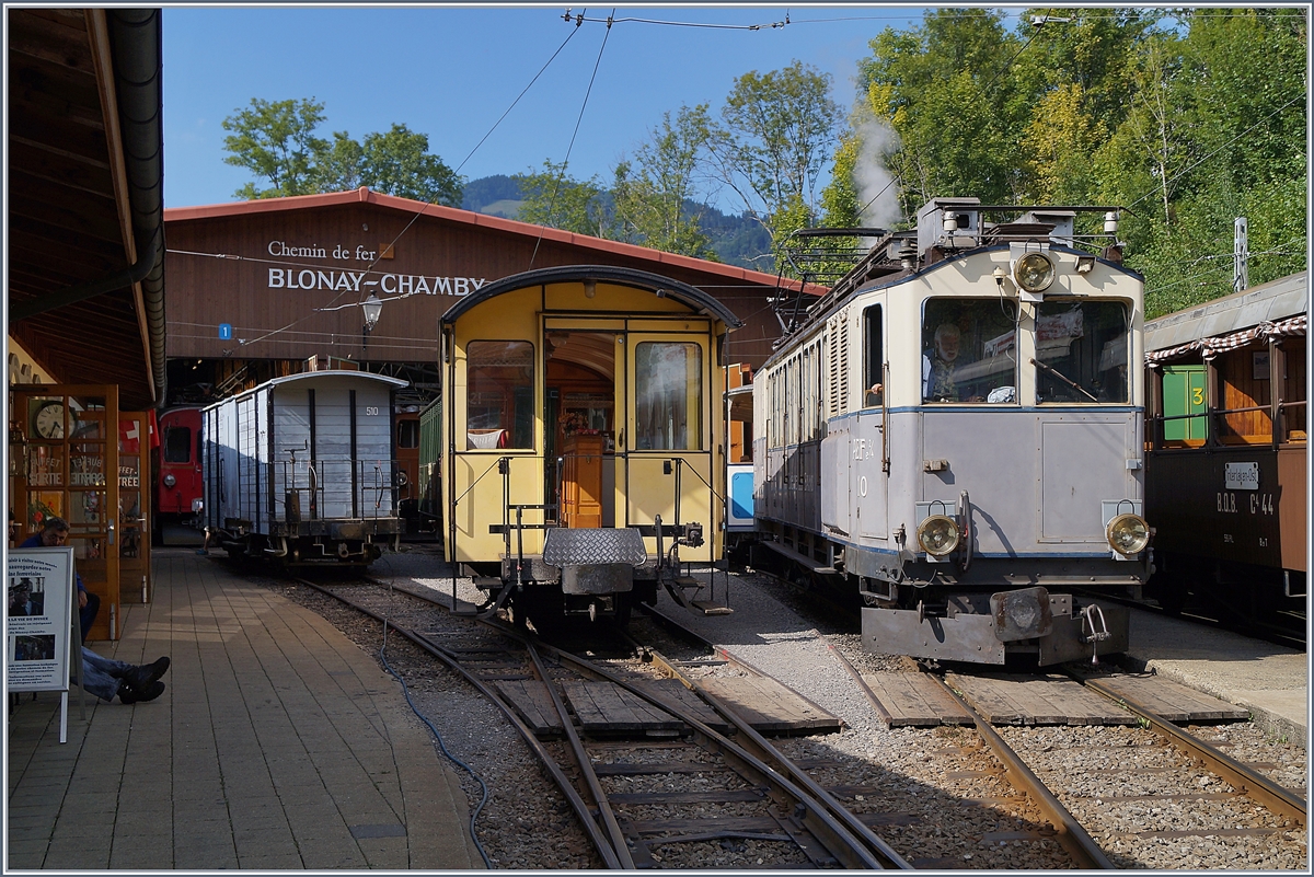 Zwei Motoren treiben �ber Kuppelstangen alle Rads�tze des LLB Zahnrad-Triebwagens an, trotzdem nennt er sich ABFe 2/4 N� 10; und die Blonay-Chamby Bahn hat historische  Ungenauigkeit  bis heute dokumentiert und den sch�nen Triebwagen seit 1967 gepflegt, so dass er bei sch�nem Wetter die Besucher an die alte, leider stillgelegte LLB erinnern kann. 
19. August 2018