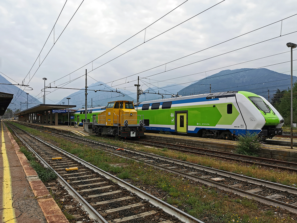 Zwei neue Gesichter in Domodossola (am 09.09.2021).....
Vorne die Diesellok IT-RFI 270847-4, eine zweiachsige dieselhydraulische Rangierlokomotive IPE Locomotori 2000 vom Typ IPE 600 der Ceprini Costruzioni Srl (Orvieto) und dahinter der vierteilige Rock – ETR 421-030 der Trenord (Tn).

