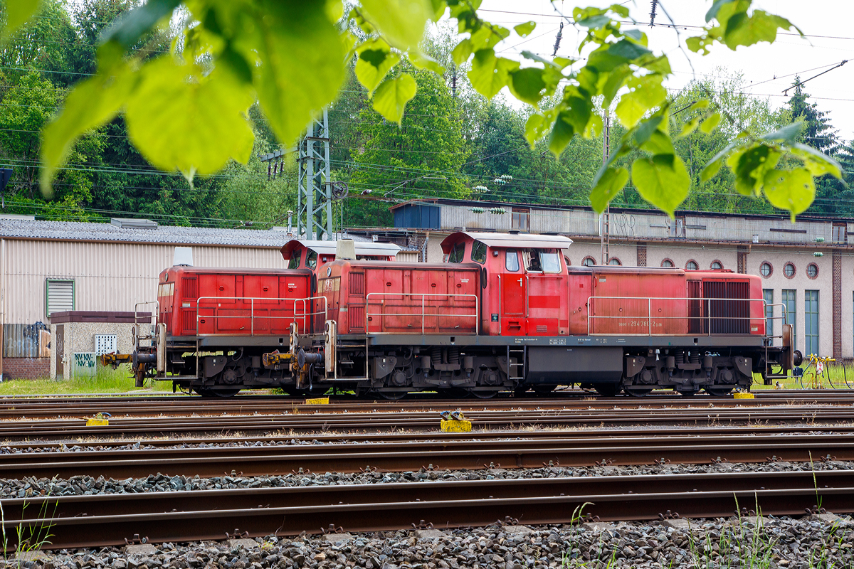 
Zwei remotorisierte V 90 der DB Cargo Deutschland AG warten am 31.05.2019 auf neue Aufgaben beim Rbf Kreuztal, vorne die 294 780-2 (98 80 3294 780-2 D-DB) und dahinter die 294 794-3 (98 80 3294 794-3 D-DB).