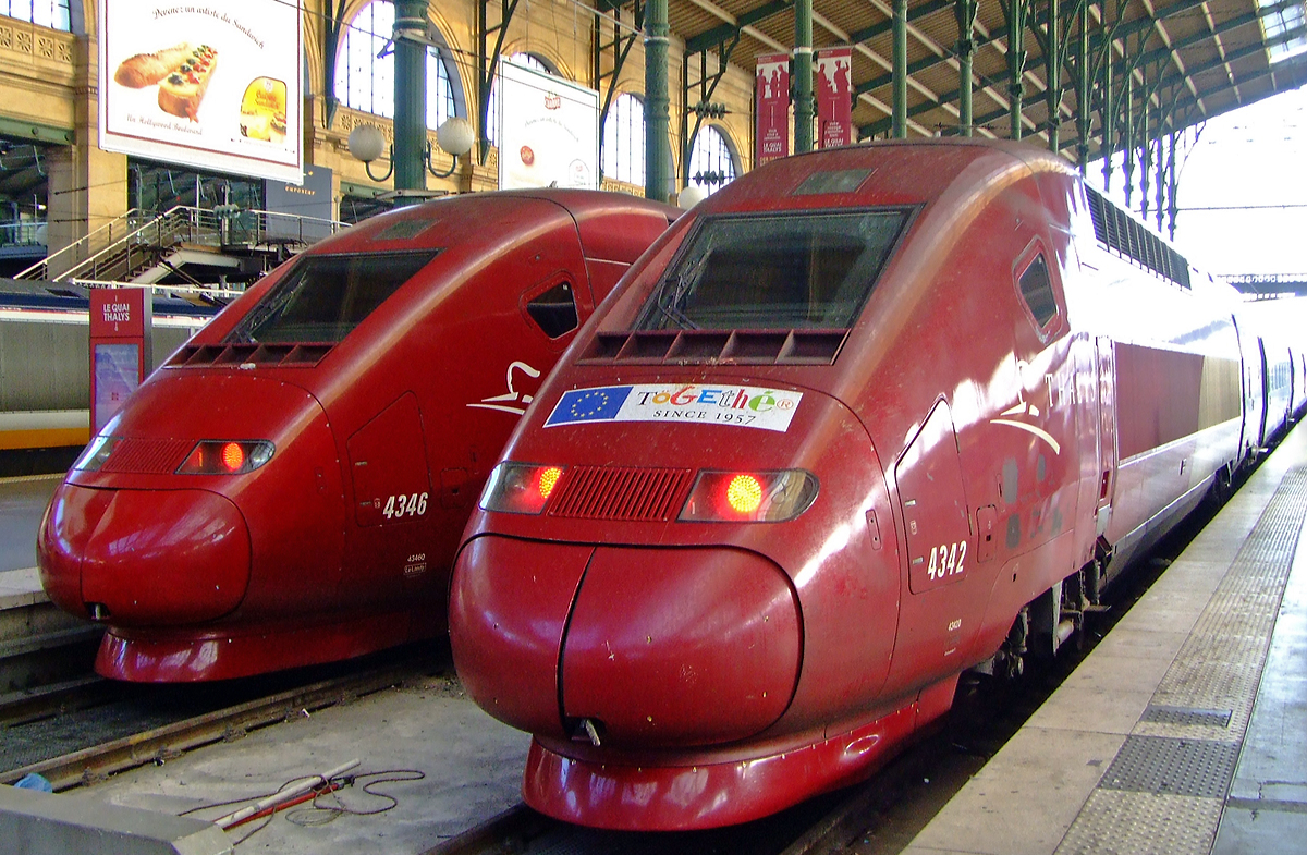 
Zwei Thalys PBKA Tz 4346 und Tz 4342 stehen am 01.08.2007 in Paris Gare du Nord zur Abfahrt bereit. Die Hochgeschwindigkeitszüge Thalys PBKA verbinden die Städte Paris, Brüssel, Köln und Amsterdam. Für diesen länderübergreifenden Verkehr sind sie mehrsystemfähig.