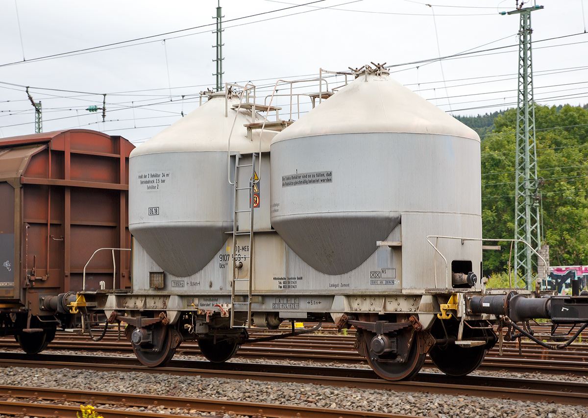 Zweiachsgier Zement Silowagen mit Druckluft-Entleerung der Gattung Ucs 909 (ex Staubbeh�lterwagen Kds 56), 33 80 D-MEG 9107 569-9 der Mitteldeutsche Eisenbahn GmbH (ein Tochterunternehmen der DB
Cargo AG und der VTG Rail Logistics GmbH) am 16.07.2016 im Zugverband (bei einer Zugduchfahrt) in Betzdorf/Sieg..

TECHNISCHE DATEN:
Gattung: Ucs 909 (ex Kds 56)
Spurweite: 1.435 mm
L�nge �ber Puffer : 9.040 mm
Achsabstand: 5.000 mm
Wagenh�he:  4.616 mm (wegen der Wagenh�he nicht mehr RIV-f�hig)
H�chstgeschwindigkeit: 100 km/h 
zul. Gesamtgewicht: 40,00 t
Eigengewicht: 11.850 kg
Nutzlast: 28,1 t
Kleinster bef. Halbmesser: 35 m
Gesamtvolumen: 34 m� (2x 17 m�)
Betriebsdruck: 2,50 bar
Pr�fdruck: 5 bar
Tankcode: 05.18 
Ladegut: Zement