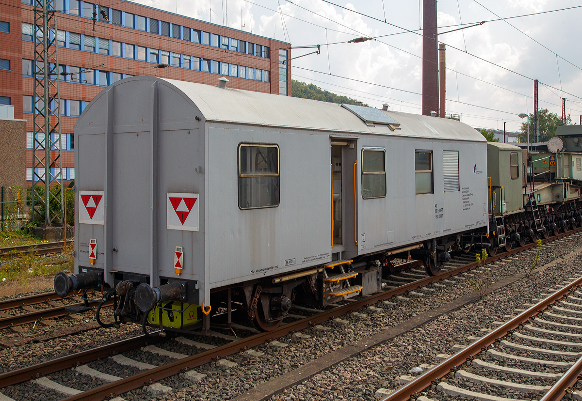 
Zweiachsiger Begleitwagen (Wohn- und Werkstattwagen) 40 80 1501 003-1 D-AMPR der Amprion GmbH (ex RWE Energie AG) zum Tragschnabelwagen abgestellt im Zugverband am 25.08.2019 beim Bf. Siegen-Geisweid.

TECHNISCHE DATEN (gemäß Anschriften):
Spurweite: 1.435 mm (Normalspur)
Anzahl der Achsen: 2
Länge über Puffer: 12.500 mm
Achsabstand : 6.800 mm
Eigengewicht: 16.600 kg
Höchstgeschwindigkeit: 100 km/h 
Bremse: KE-GP
