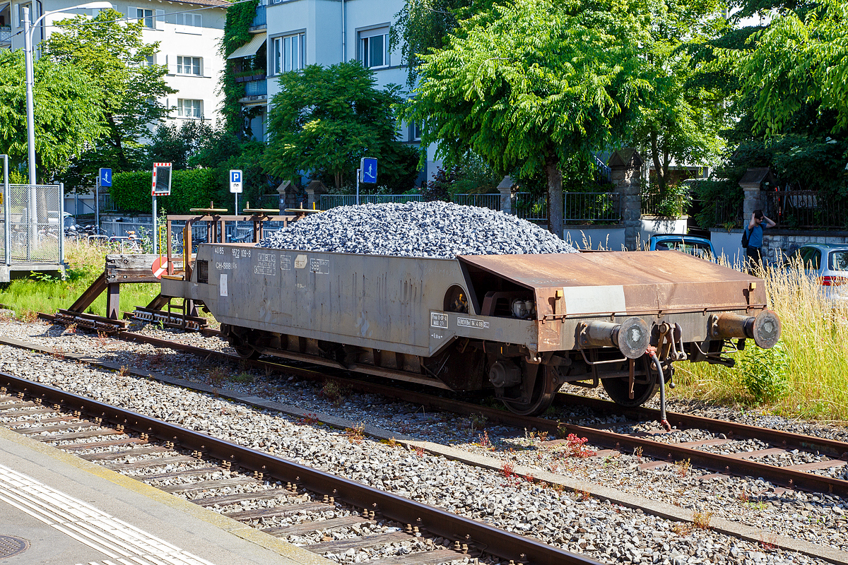 Zweiachsiger SBB Talbot Schotterwagen (Schwerkraft-Selbstentladung) mit einer Brems- und Bedienbühne, 40 85 9572 109-8 CH-SBBI, der Gattung Xs, der SBB Infrastruktur, abgestellt am 07.06.2015 beim Bahnhof Zürich-Tiefenbrunnen.

TECHNISCHE DATEN:
Hersteller: Talbot, Aachen (D)
Baujahr: ca. 1963
Spurweite: 1.435 mm (Normalspur)
Anzahl der Achsen: 2
Länge über Puffer:10.240 mm
Achsabstand: 6.500 mm
Eigengewicht: 13.000 kg
Max. Zuladung: 27,0 t
Zuladung bei Lastgrenze S: 23,0 t (ab Streckenklasse B)
Max. Ladevolumen: 15 m²
Bremse: O-GP-A max. 27 t
Zulassungen: SBB / SNCF