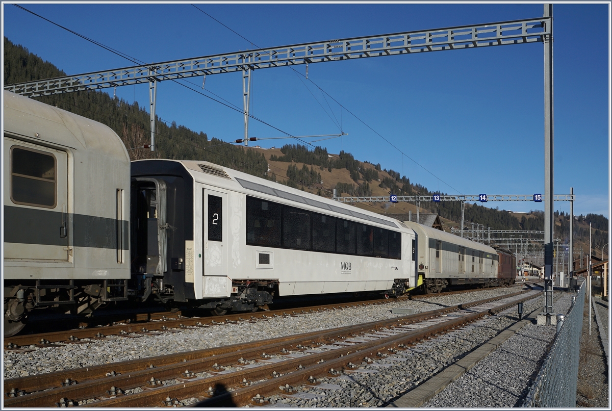 Zwischen den Dmz 090 (UIC D-RADVE 75 80 90 94 007-6 vorne und D-RADVE 75 80 90 94 008-4 ist ein Spurwechselbarer MOB Wagen gekuppelt!

12. Jan. 2020