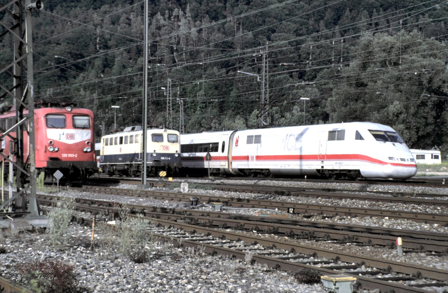 139 553-2 und 139 222-4 zwei Schubloks in Bereitschaft (eine hat Zusatzscheinwerfer, wie am Brenner eingesetzt) und ICE 1 in Geislingen/Steige am 15.08.1997.