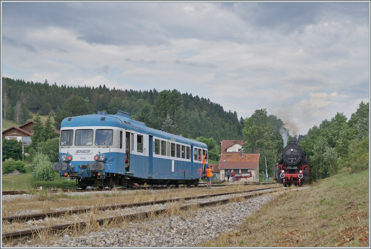 30 ANS CONI'FER /30 Jahre Coni'Fer - So viel Verkehr gab es wohl hier seit gut 110 Jahren nicht mehr! Der X 2816 der Association l'autorail X2800 du Haut-Doubs wartet im mir bis anhin unbekannten Kreuzungsbahnhof der Coni'Fer von Le Touillon auf den von der 52 8163-9 geführten Gegenzug. Die Kreuzung der beiden doch so verschiedenen Züge war für mich der fotografische Höhepunkt des Jubiläums, und wie man sieht zückte aus das Fahrpersonal des X 2800 die Kameras. 

15. Juli 2023