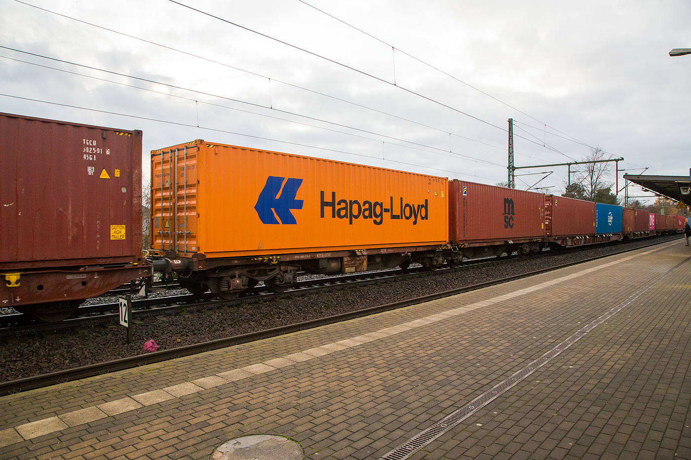 4-achsiger Drehgestell-Containertragwagen 33 54 4550 536-9 CZ-MT, der Gattung Sggrss 80, der METRANS Rail s.r.o. (Prag / Praha), am 07.12.2022 im Zugverband, beladen mit zwei 40ft-Containern bei einer Zugdurchfahrt in Dresden-Strehlen.

Die METRANS ist ein 100 %-iges Tochterunternehmen der Hamburger Hafen und Logistik AG (HHLA). Sie ist Marktführer für Containertransporte im Seehafenhinterlandverkehr mit Mittel-, Ost- und Südosteuropa. Eigene Inland-Terminals, spezielle Loks  und umweltfreundliche Containertragwagen ermöglichen flexible, qualitativ hochwertige Angebote.