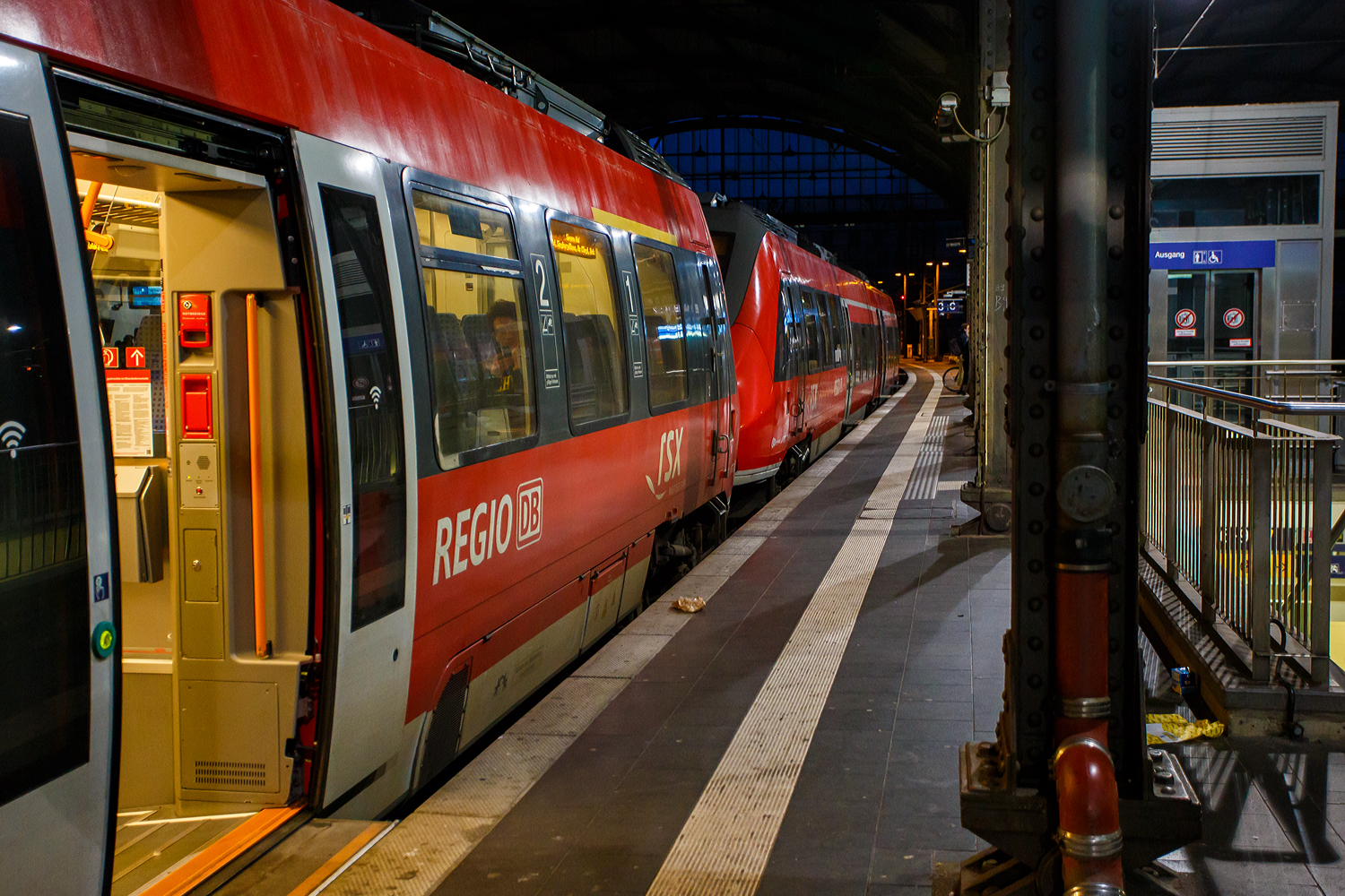 Aachen Hauptbahnhof am Abend (19:00 Uhr) des 21 Oktober 2025, stehen auf Gleis 3 bereits zwei Bombardier der DB Regio NRW, als RE 9 - Rhein Sieg Express (RSX) „Aachen - Köln – Siegen, zur Abfahrt bereit.