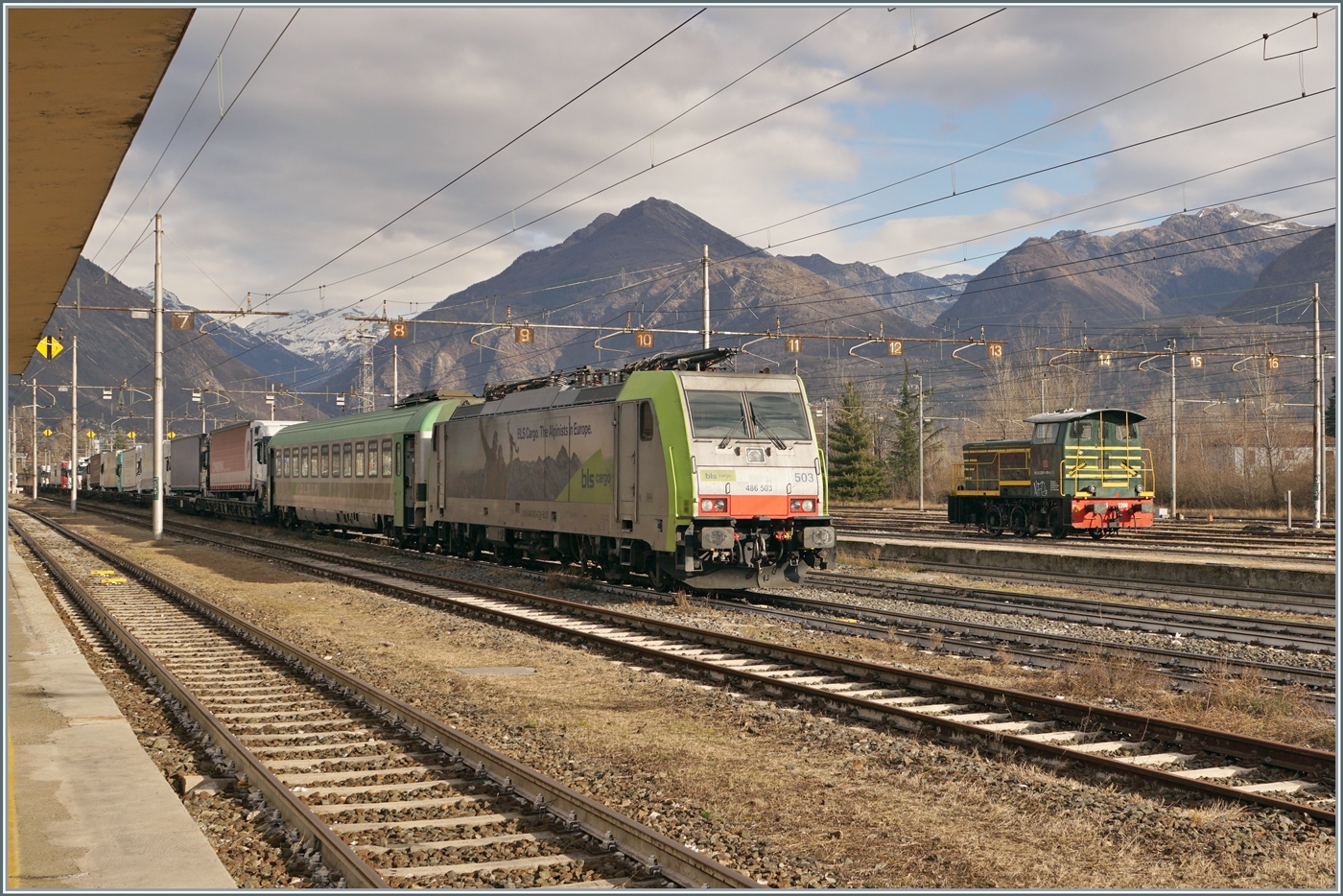 Abgebügelt steht die BLS Re 486 503 mit einer RoLa in Domodossola. 

2. Feb 2024