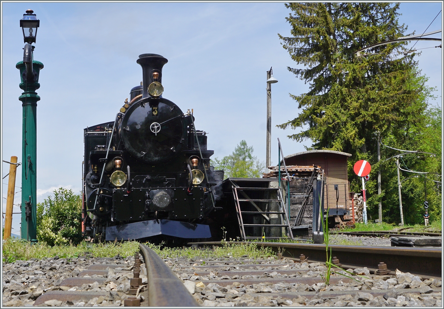 Am späten Vormittag säuselt die BFD HG 3/4 N° 3 im  BW Chaulin  leise vor sich hin, nach der Mittagspause wird die Lok den ersten Dampfzug der Saison nach Blonay bespannen. 

6. Mai 2023