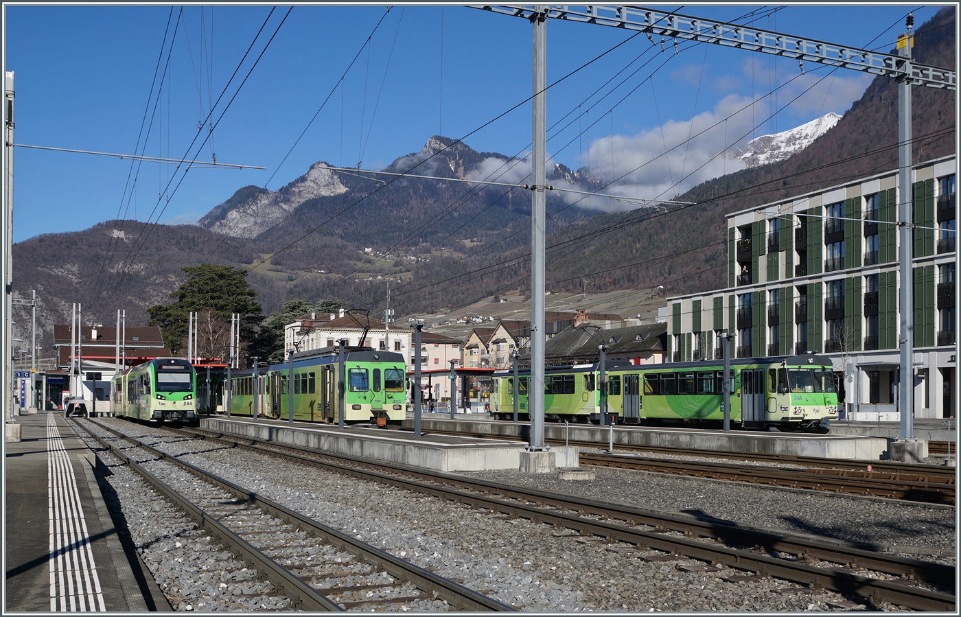 AOMC, ASD und AL Züge in Aigle: links der TPC Beh 2/6 544, in der Mitte der BDe 4/4 403 mit Bt und einem weiteren BDe 4/4 nach Les Diablerets und rechts im Bild der Bt 361 mit dem BDeh 4/4. 

27. Jan. 2024