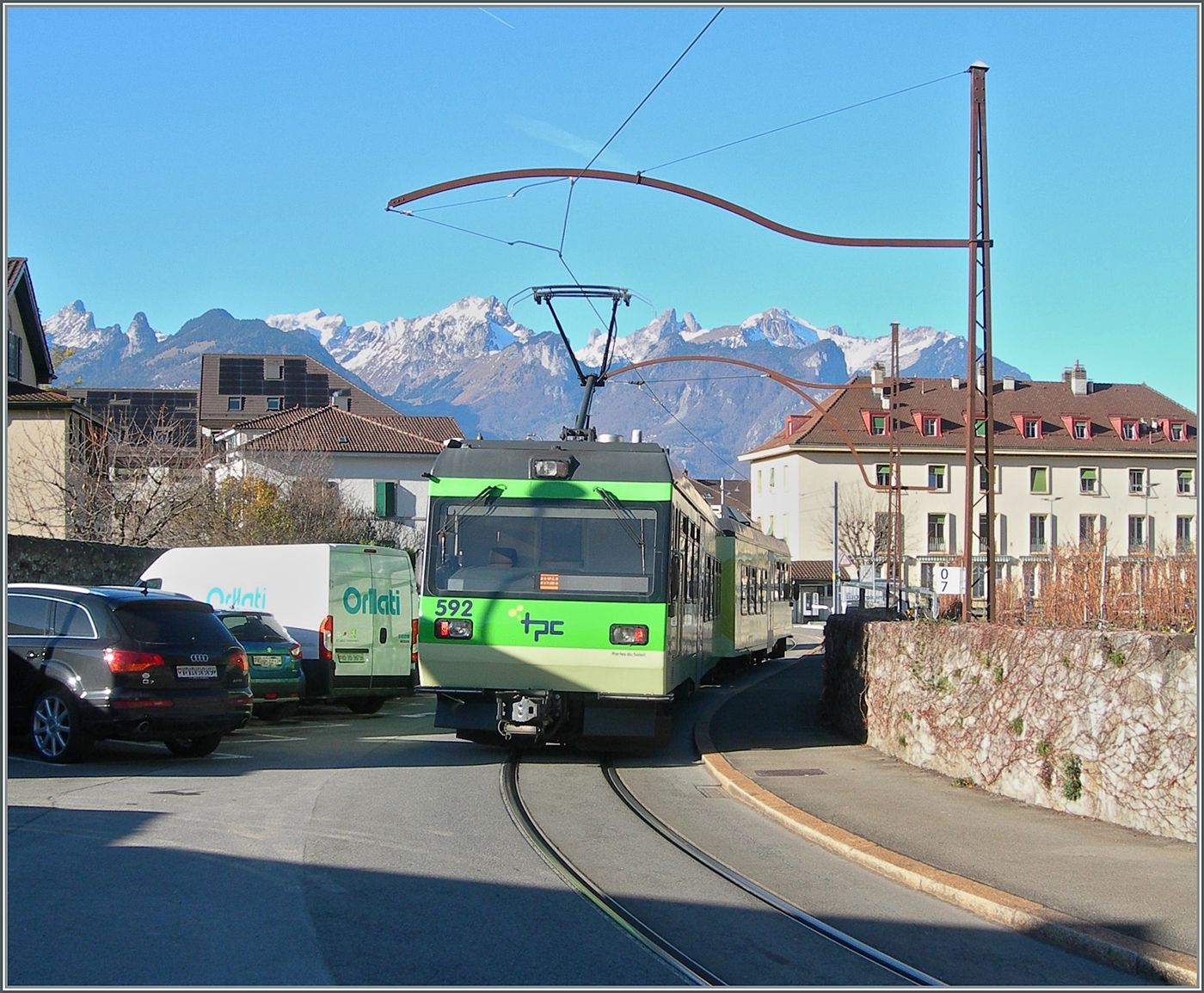 Auf der ASD wird weiterhin einer der drei Umläufe von einem Beh 4/8 gefahren, so dass von den drei neuen ABe 4/8 471 - 473 immer nur zwei im Einsatz sind. Im Bild der TPC Beh 4/8 592 auf dem Weg von Les Diablerets nach Aigle. Kurz nach der Haltestelle Aigle Château und mitten auf der Strasse ist der R 71 431 schon fast am Ziel seiner Fahrt.

1. Dezember 2024