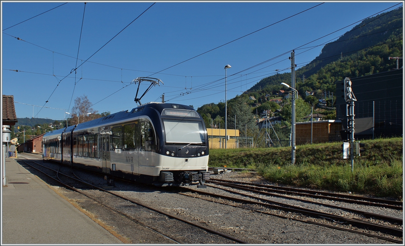 Auf den ersten Blick kaum als solches zu erkennen: Ein Zugsuchbild: Der CEV MVR ABeh 2/6 ist auf dem Weg von Les Pléidaes nach Blonay-

22. Aug. 2022