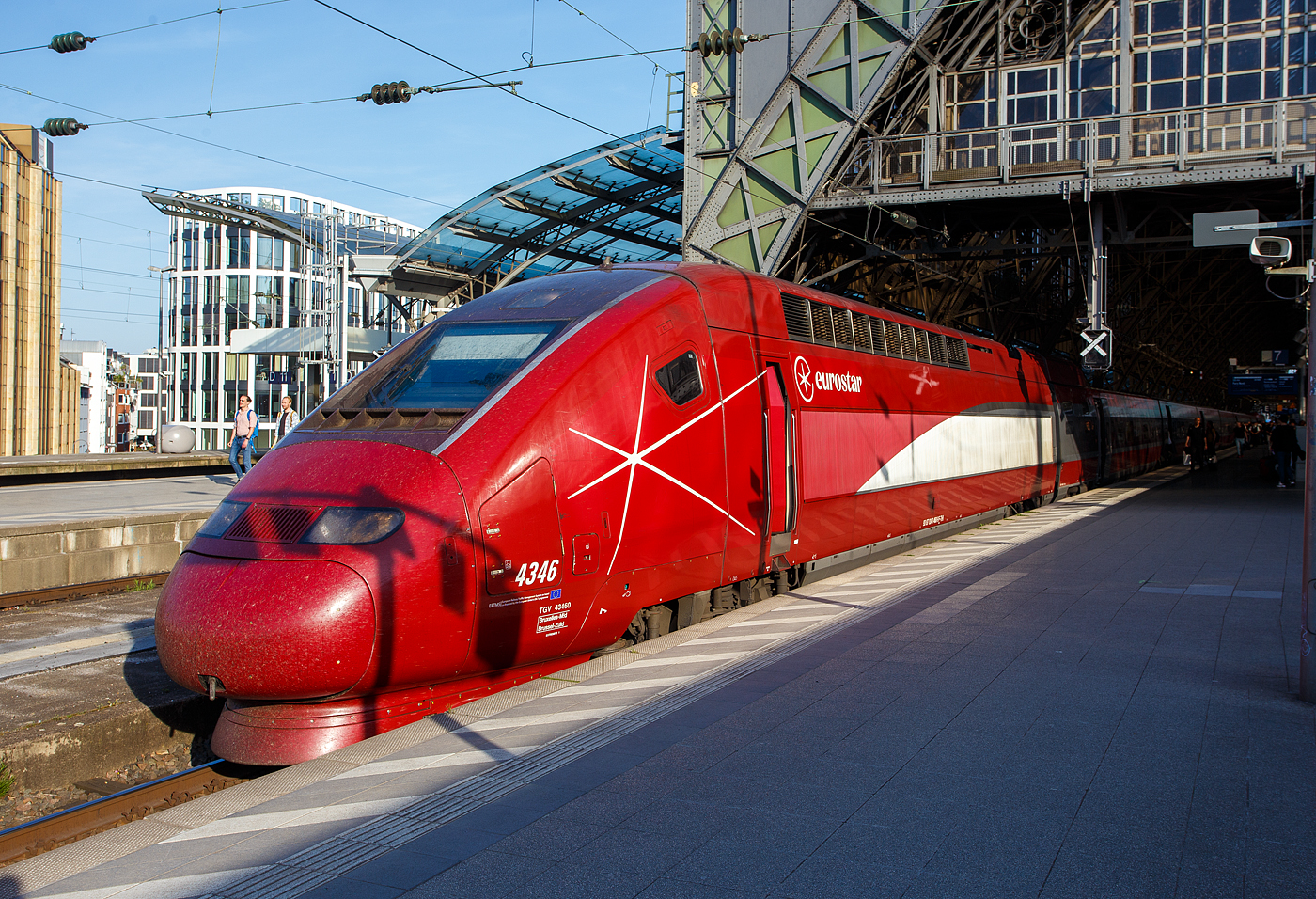 Aus Thalys ist 2023 Eurostar (Eurostar Continental Route Services) geworden. 
Der Eurostar PBKA 4346 (TGV 43460/43469), ex Thalys PBKA, ist am 29 April 2025 im Hauptbahnhof K�ln, als Eurostar EST 9486 nach Paris Nord, bereitgestellt.

Nochmals einen lieben Gru� an den netten Lokf�hrer zur�ck.

Ich wei� nicht ganz warum, liegt es an der Form oder der Farbgebung der Z�ge vielleicht auch etwas von beiden, das mich diese Z�ge einfach faszinieren. Wobei eine Reise nach Paris mit einem ICE der DB AG ist vom Komfort bequemer, als mit dem Thalys PBKA.

Betreiber der Z�ge ist das belgische Unternehmen THI Factory, seit 2022 ein Tochterunternehmen der Eurostar Group, dessen Haupteigent�mer die franz�sische Bahngesellschaft SNCF ist. So werden die Z�ge wie hier mit den UIC-Nummern 93 87 0043 460-9 F-THI etc. gef�hrt. Ebenfalls als Eurostar vermarktet werden die Z�ge des Schwesterunternehmens Eurostar International. 