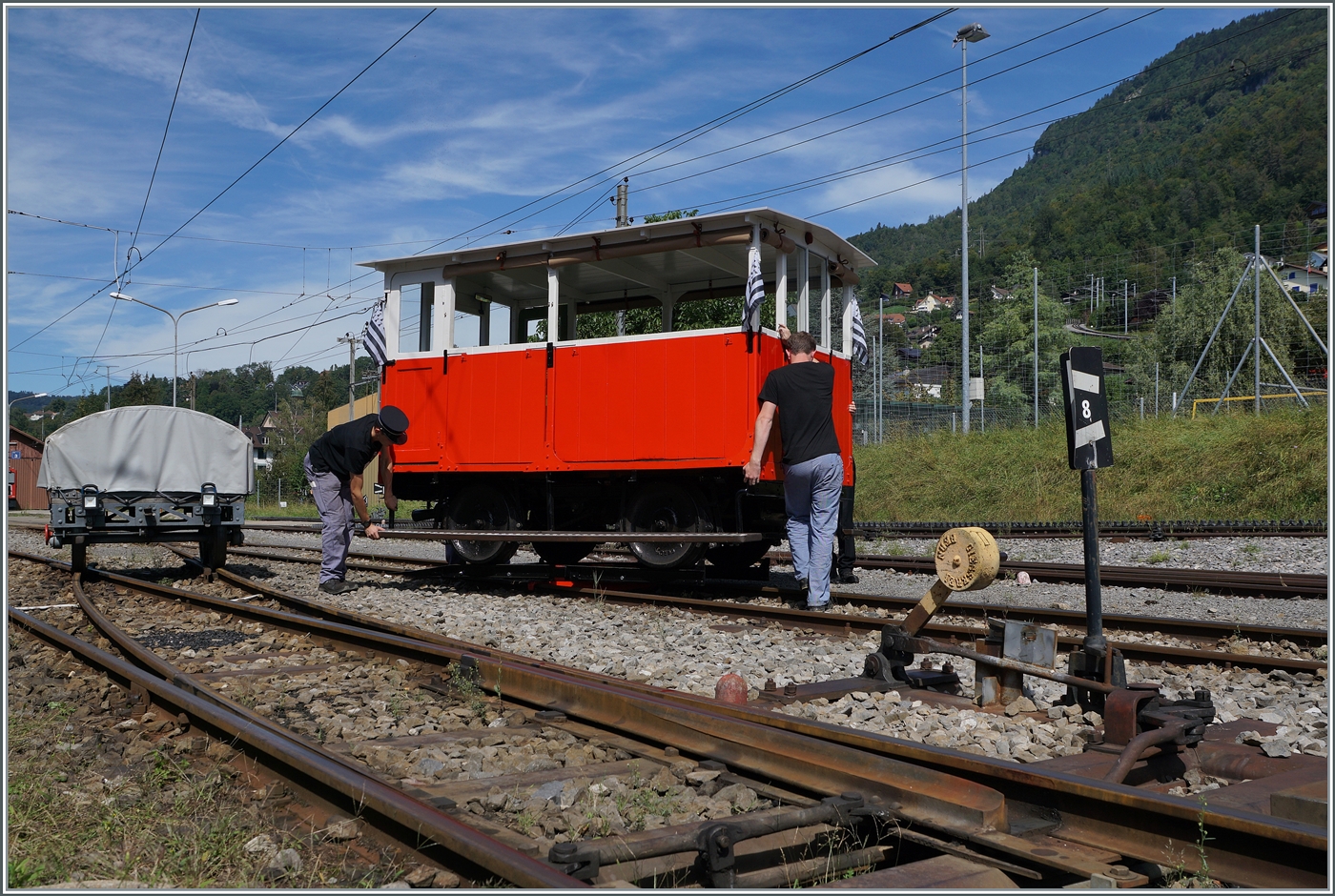 Autour de la voie ferrée / Rund um die eiserne Bahn (Herbstevent 2024) - Der kleine Star des Tages, die Dm 2/2 N° 3  Le Biniou  des Réseau Breton (RB) ist nicht nur winzig klein,  Le Biniou  hat auch eine  Drehscheibe  mit an Bord, welche das Abdrehen des Dm 2/2 N° 3 an jeder Stelle ermöglicht. Hier wird der Dm 2/2 in Blonay für die nächste Fahrt nach Chantemerle um 180° gedreht. 

7. Sept. 2024 