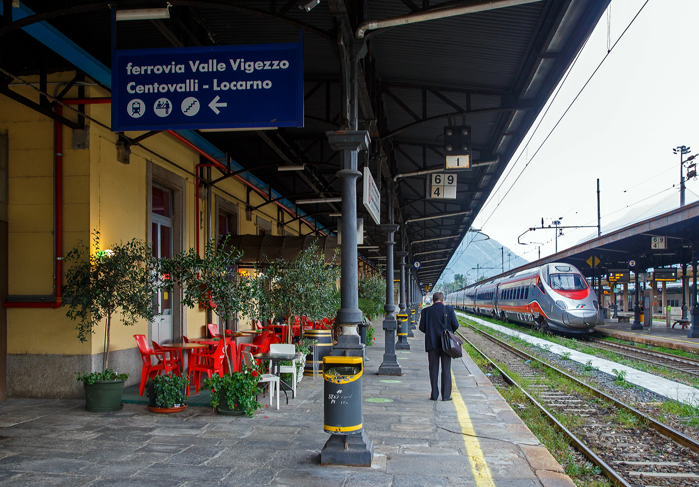 Bahnhofsimpression im Bahnhof Domodossola am 07 September 2021 hier am Bahnsteig 1 genießen wir sehr gerne den Caffè espresso. 

Rechts steht der Trenitalia  ETR 610 011 als EC 50 von Milano Centrale nach Basel SBB.