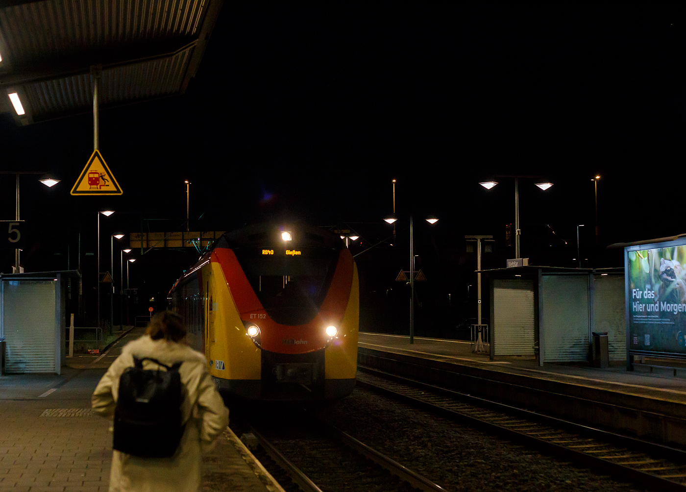 Bedingt durch die frostigen Temperaturen (ca. -10°) erreicht der HLB ET 152, ein vierteiliger Niederflur-Elektrotriebwagen (BR 1440 -  Grinsekatzen ) vom Typ Alstom Coradia Continental der HLB (Hessische Landesbahn), am 13 Januar 2025 als RB 40  Mittelhessen-Express  von Dillenburg nach Gießen den Bahnhof Wetzlar. 

Da hat die DB AG wohl einen Fahrdienstleiter eine halbe Stunde früher aus dem Bett bekommen und wir konnten unsere Fahrt um 7 Uhr 36 fortsetzen. Bis 8 Uhr sollte die Strecke unterbrochen sein, da das Stellwerk Dutenhofen bis dahin wegen Personalausfall nicht besetzt war.
